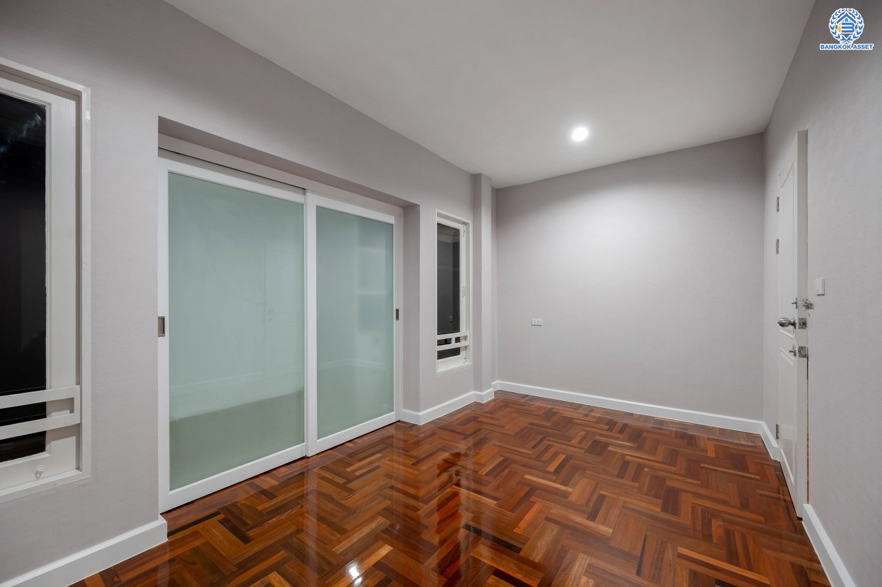 บ้านมือสองตกแต่งใหม่ โครงการ โนเบิลวานา ปิ่นเกล้า1 บ้านเดี่ยวหลังใหญ่ เนื้อที่ 65.6 ตร.ว. พื้นที่ใช้สอย 206.4 ตร.ม. ฟังก์ชัน 3 ห้องนอน 3 ห้องน้ำ 2 ห้องอเนกประสงค์  1 ห้องแม่บ้าน จอดรถได้ 2 คัน บนสุดยอดทำเลเดินทางสะดวก หน้าโครงการติดถนนใหญ่บรมราชชนนี ใกล้ทางคู่ขนานลอยฟ้าบรมราชชนนี ม.มหิดล เซ็นทรัลศาลายา และรายล้อมด้วยสิ่งอำนวยความสะดวกครบ...